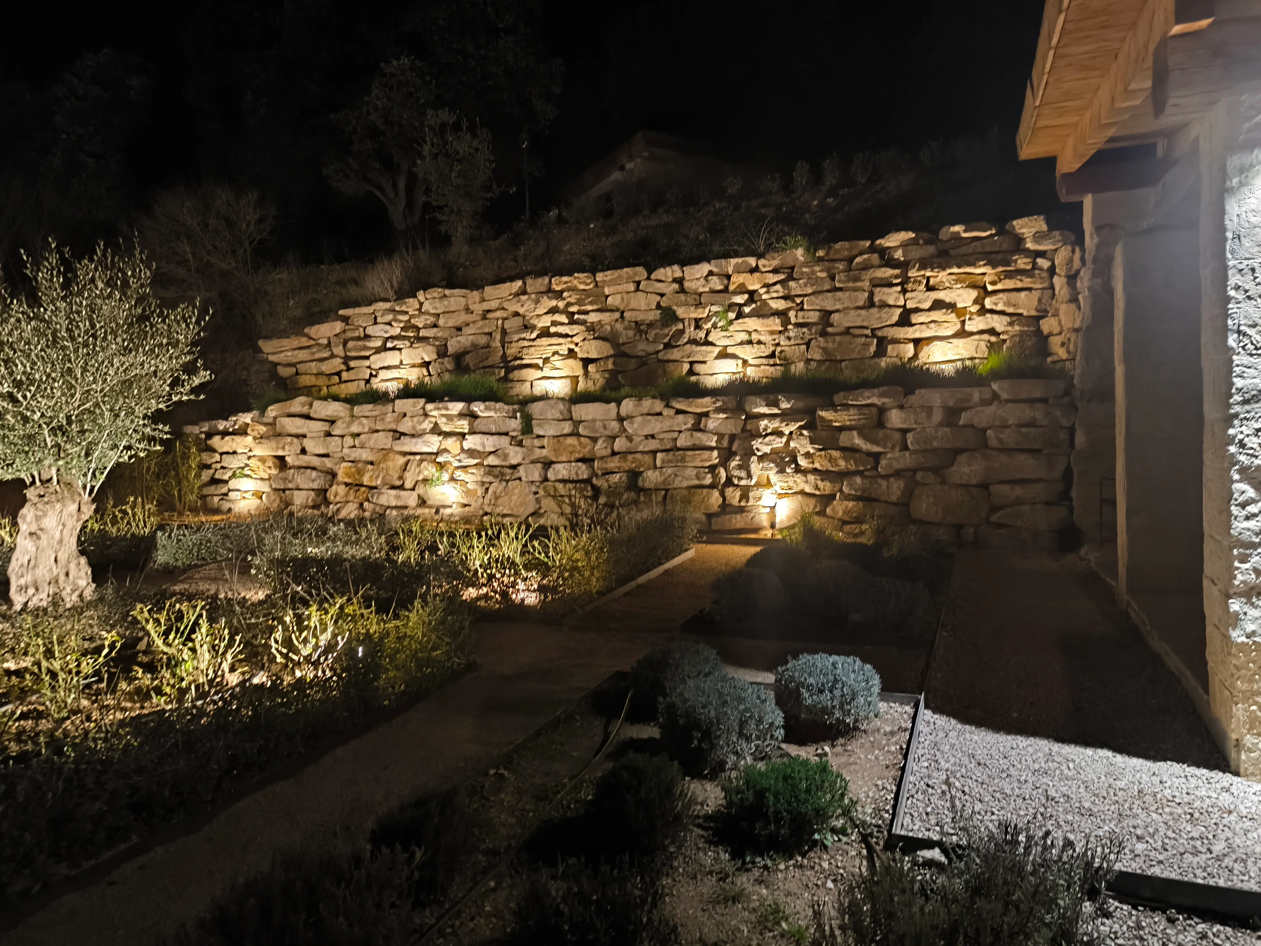 Mise en lumière et éclairage extérieur de jardin réalisé par EG PACA en région PACA