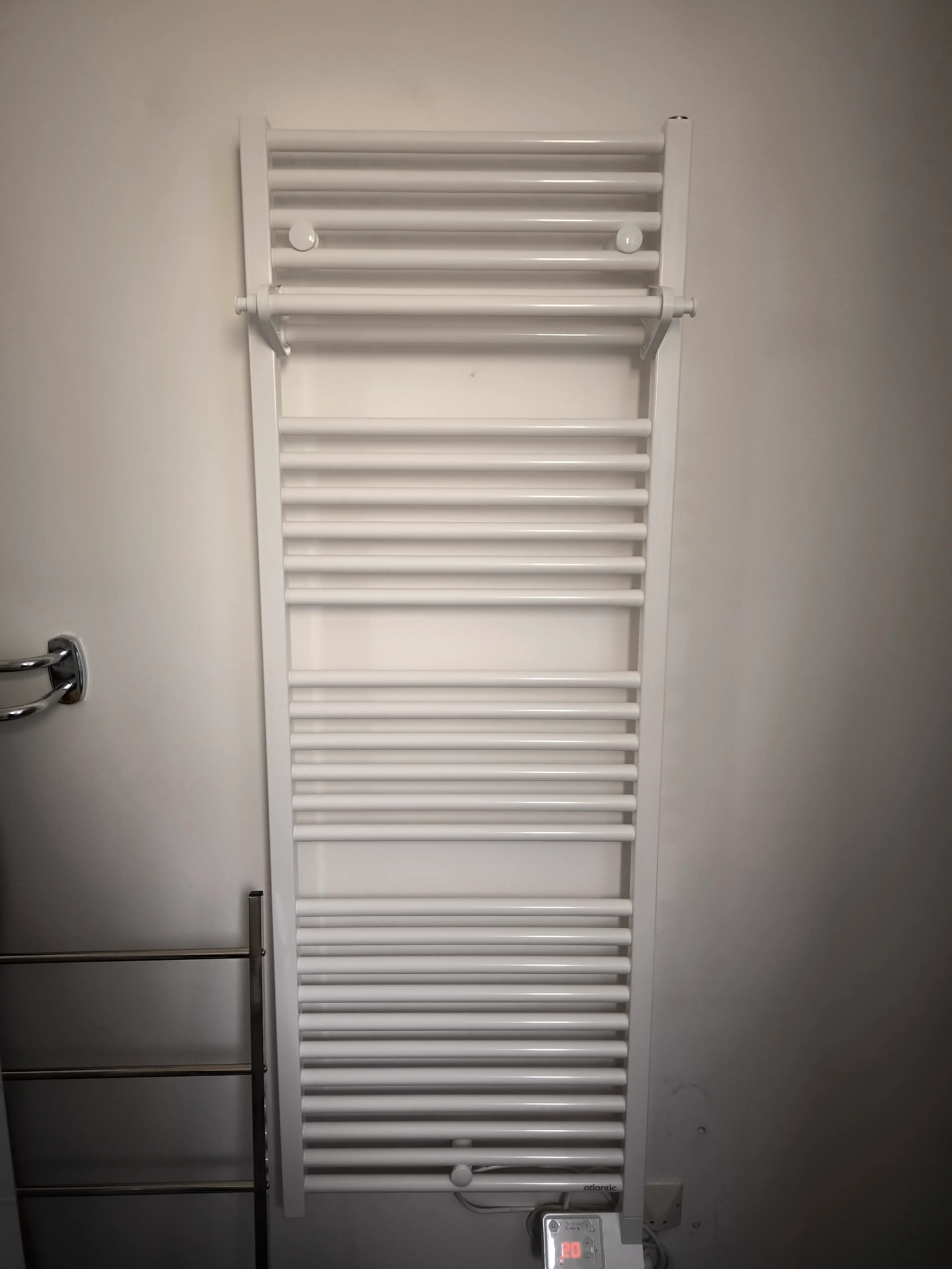 Installation d’un sèche-serviettes électrique dans une salle de bain par EG PACA