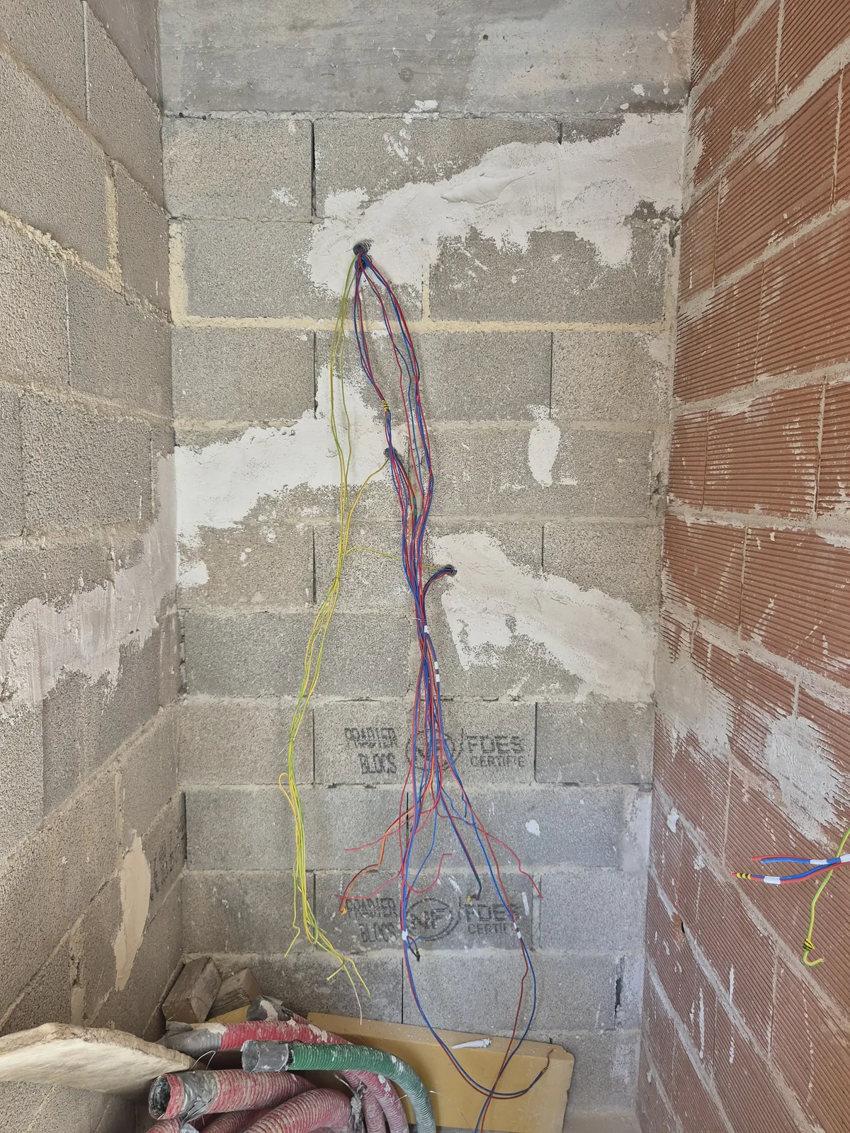 Câblage électrique neuf sur un chantier de rénovation en Vaucluse